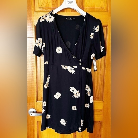 Volcom Women's Wrapsicle Floral Minidress Black Size XXL Creme Daisy Wrap Front - Picture 1 of 12